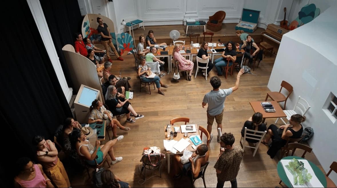 Cercle de participants lors d'un atelier d'expression